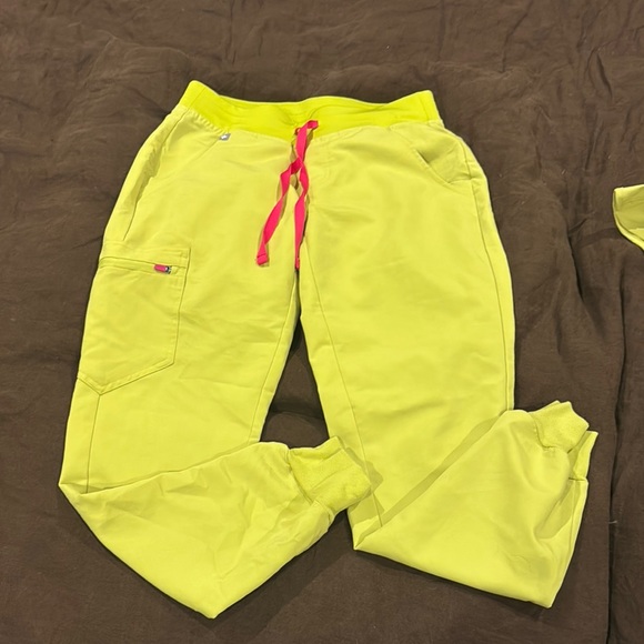 Figs Bright Yellow/green Scrub Set - Picture 6 of 7